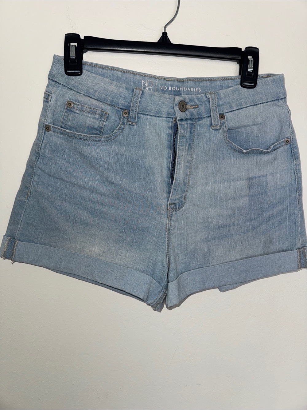 No Boundaries Light Blue Denim Roll-Cuff Women's Shorts talla 11/L
